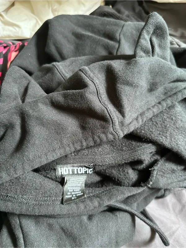 Hot Topic Black Hoodie Label Detail - Image 4