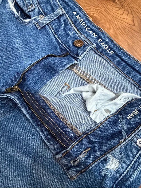 American Eagle Distressed Stretch Mom Jeans Raw Frayed Hem Blue Denim Size 8 - Image 6