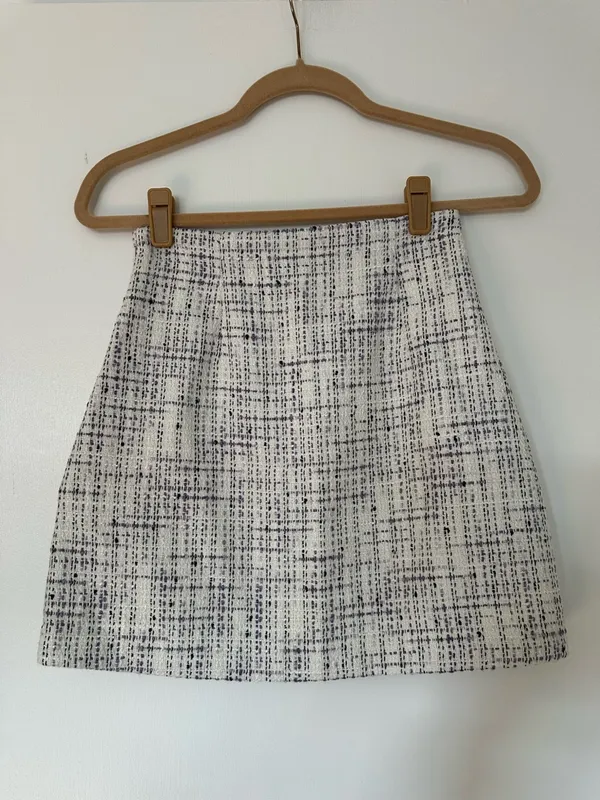 Aritzia Babaton Tweed Boucle Skirt Womens 2 White Black Lavendar - Image 7
