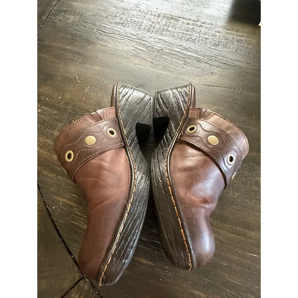 BOC Born Concept Telesto Z22423 Brown Leather Clogs Mules Women's 8M StuddedGUC - Image 4
