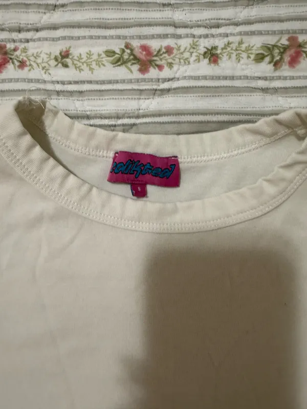 Edikted Cropped White Baby Tee - Image 2