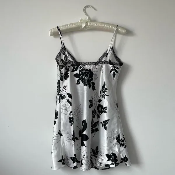 victoria’s secret black and white floral flower and leaf design vest slip dress - Image 4
