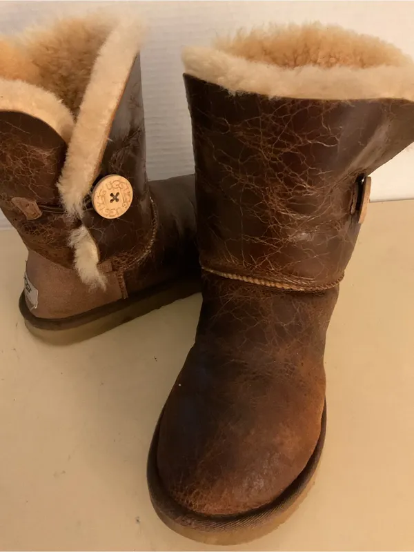 UGG women brown leather distressed Bailey button short classic boots US 7 - Image 2