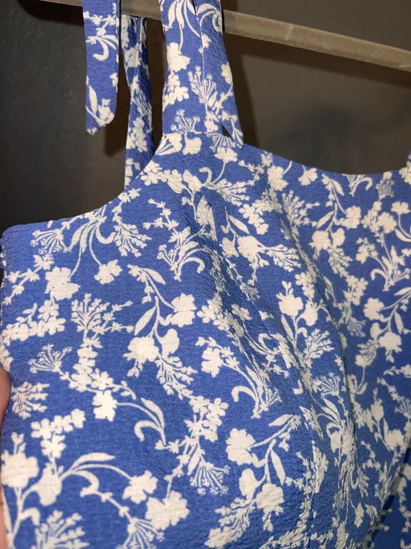 Old Navy NWT  BLUE FLORAL TOP - Image 2