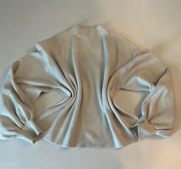 Women’s Vero Moda Soft Cream long sleeve Turtleneck Sweater size Medium - Image 2