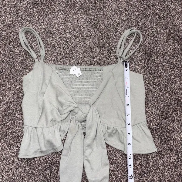 Boutique Mable light gray tie front crop top Small - Image 4