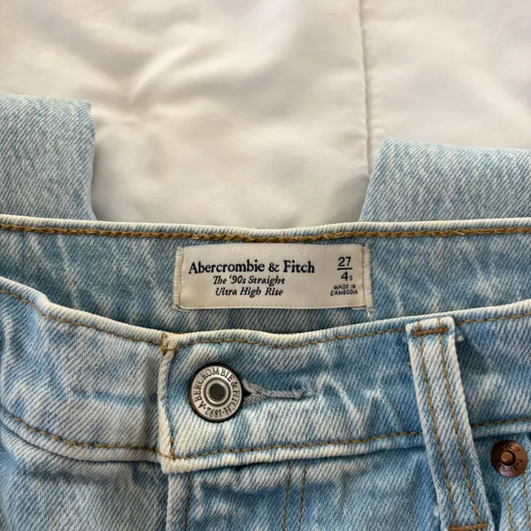 Abercrombie 90s High-Rise Jeans Light Wash - Image 3