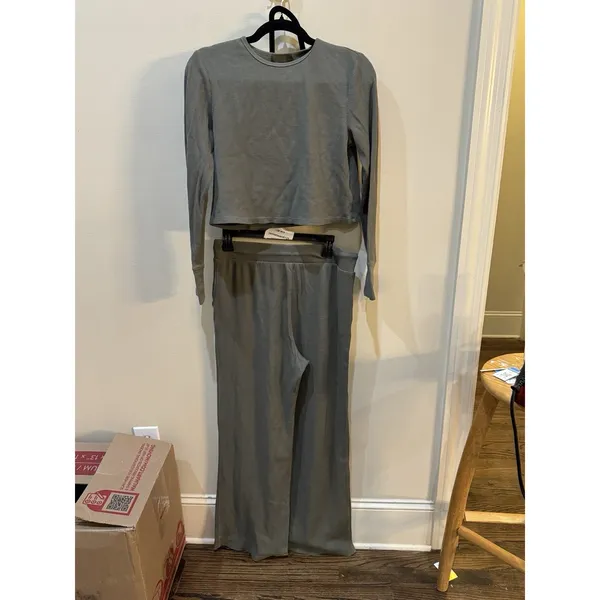 Nuuds 2 Pc Loungewear Set Cropped Top Long Sleeve Pant Green Gray Size Large - Image 3