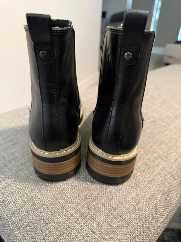 Universal Threads Slip On Chelsea Ankle Boots Black Lug Sole Comfort Size 6 NWOT - Image 3