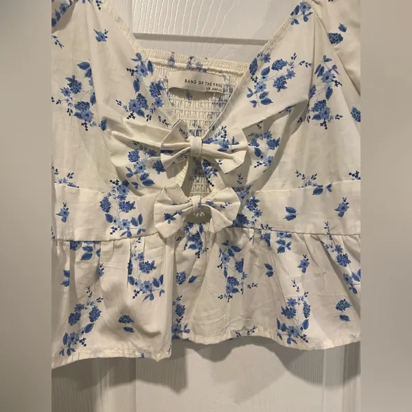 NWOT Band of the Free Size L Blue Floral Bows Cut Out Puff Peplum Crop Top - Image 2