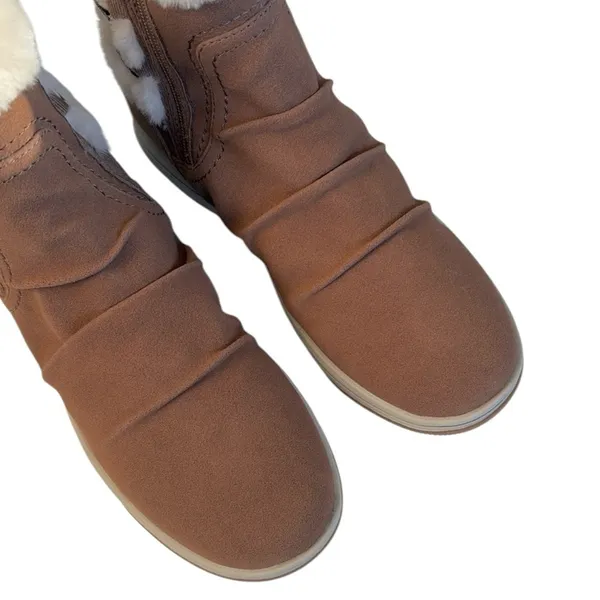 New in Box Clarks Breeze Cozy Boots Dark Sand Size 9 - Image 4