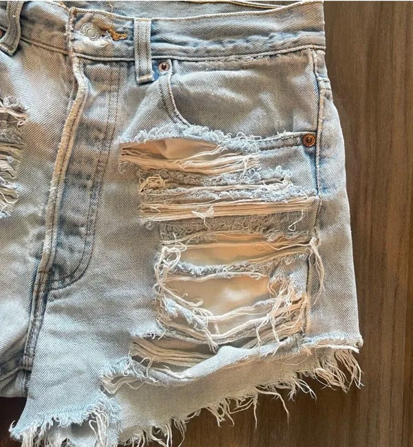 Levis denim light wash shorts - Image 5