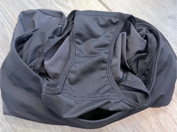 Women's Lululemon Black Speed Shorts 4” inseam size 2 EUC - Image 6