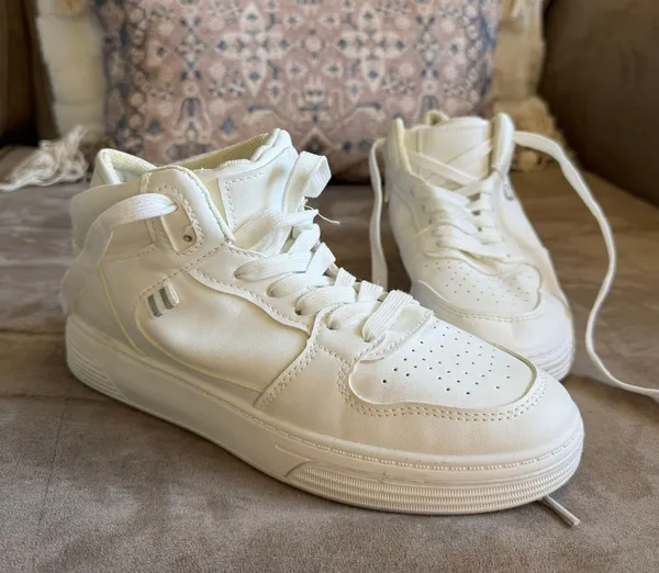 White High Top Sneakers Size 7 - Image 2