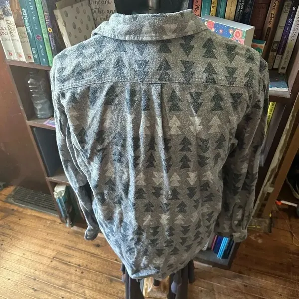 Gap gray arrow cozy flannel button down S shirt - Image 2