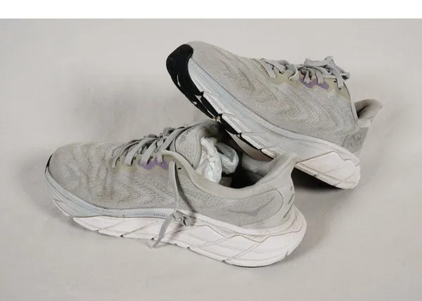 HOKA Women's US 7B Arahi 6 Silver Lightweight Running Shoes READ - Image 3