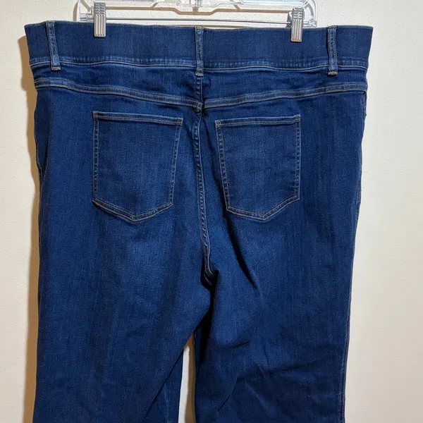SPANX Pull-On Flare Jeans in Midnight Shade Medium Wash Size 3X Stretchy Denim - Image 10