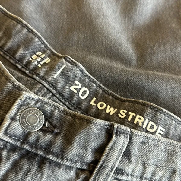 NWOT Gap Low Stride Relax Fit Jeans Black Wash Sz-8 - Image 4