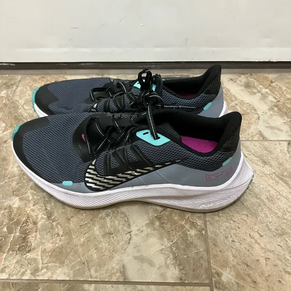 Nike Air Zoom Winflo 7 Sneaker IN black and blue - Image 3