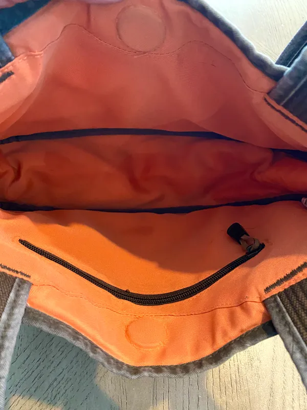 Like new bag with magnetic closer. Mint! Sz 12x8x4 - Image 4