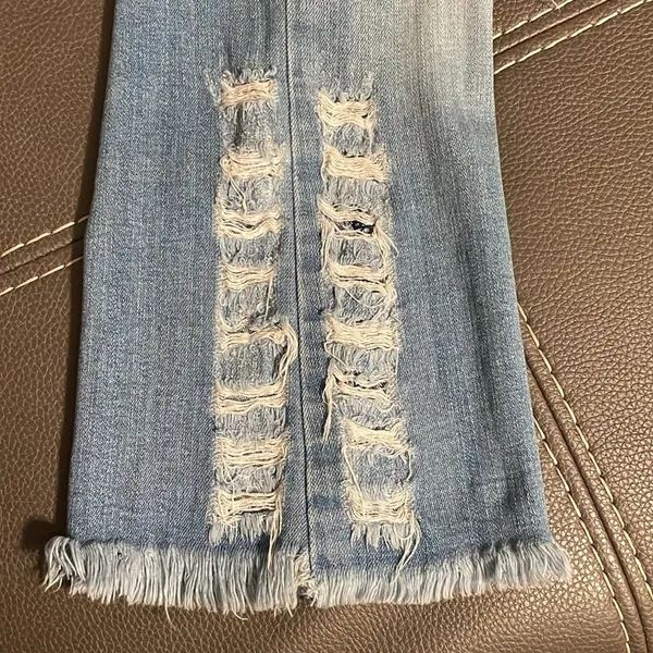 Women’s size 5/26 KANCAN fair used condition. stretchy distressed & stonewashed. - Image 8