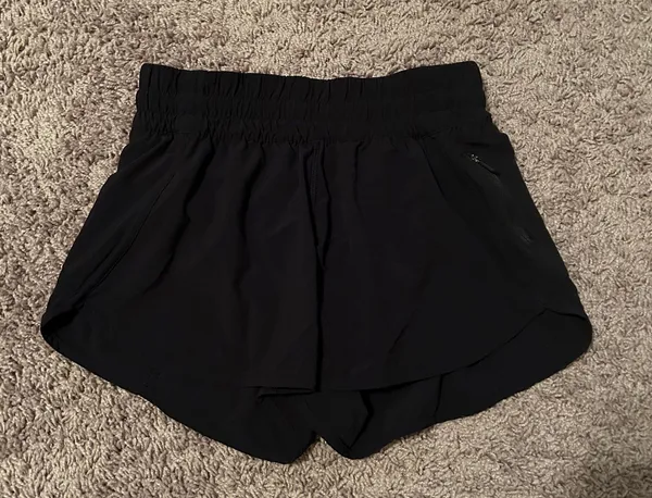 Lululemon ‼️ Tracker Short V 4"‼️ - Image 3