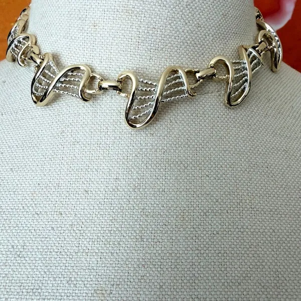 Vintage Gold Tone Sculptural Twisted Ribbon Link Statement Necklace - Image 2