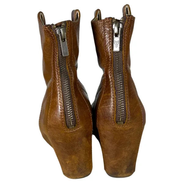 Frye 3470656-COG Carson Wedge Ankle Booties Cognac Brown Size 9.5 - Image 5
