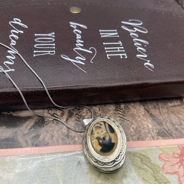 Audrey Hepburn Photo Locket Necklace Vintage Silver Oval Pendant 18” Chain - Image 4