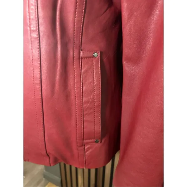 Leslie Fay red leather jacket size small stylish form fitting - Image 3