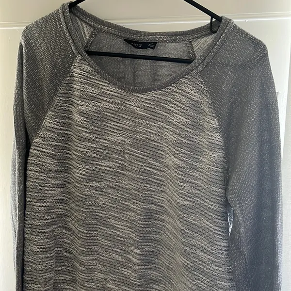 Apt. 9 Gray Sparkly Knit Shirt Size M - Image 2