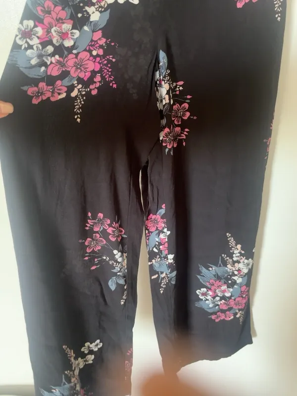 LOFT Black Floral Wide Leg Belted Jumpsuit XS - Image 4