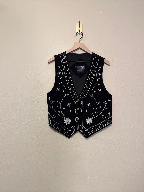 Y2K Vintage Agapo Collection Suede Leather Embroidered Vest Size Small - Image 2