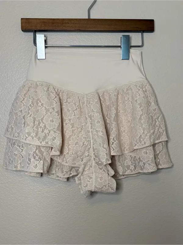 Aerie real me cake batter flowy skort shorts lace summer small summer casual - Image 3