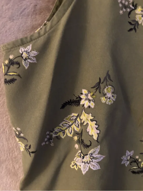 croft & barrow Olive Green V-Neck Floral Sleeveless Top Women’s Size M - Image 4