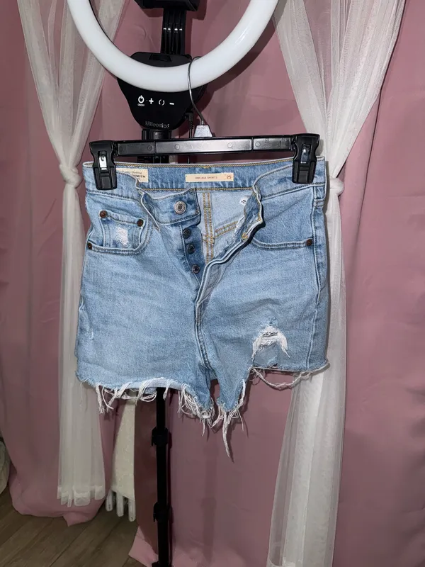 501 High-Rise Levi’s Shorts - Image 3