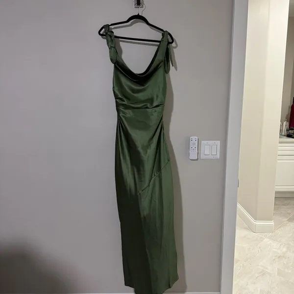 Petal & Pup Selma Off Shoulder Olive Dress Size M - Image 4