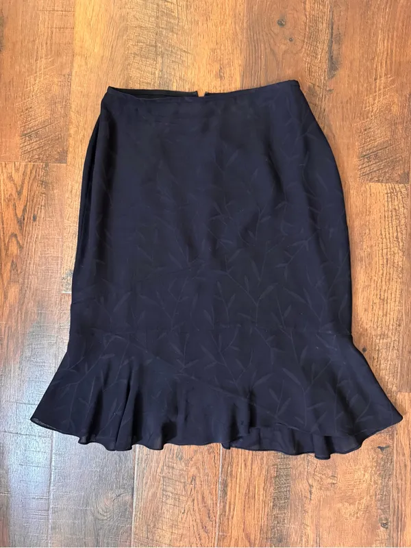 TAHARI black asymmetrical tulip hem skirt, size 8 - Image 3