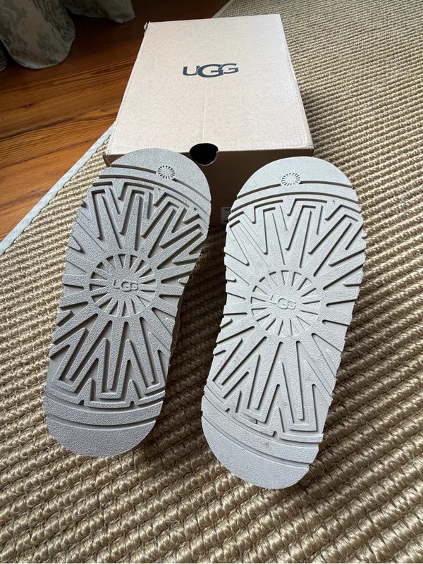 NWOT UGG Women's Tazz II Slippers - Image 4