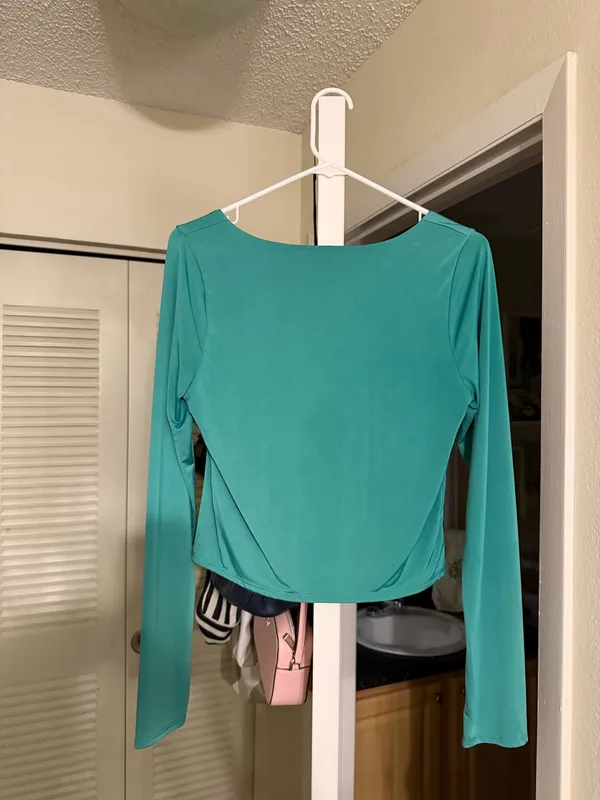 Green long sleeve top Size L - Image 2