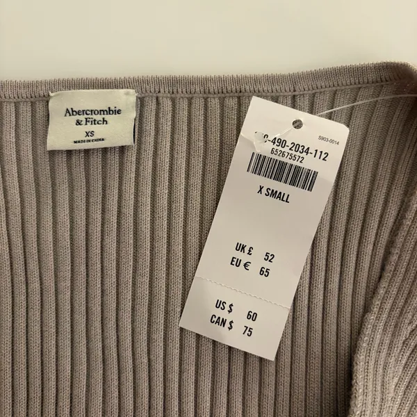 NWT! Abercrombie Twist-Front V-Neck Sweater - Image 3
