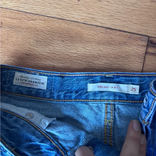 Levi’s Ribcage Denim Button-Front Skirt Medium Wash - Image 5