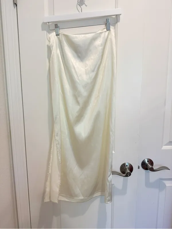 DANAE x NA-KD NWT Side Slit Satin Skirt in Light Beige Midi size‎ 38 Minimalist - Image 4
