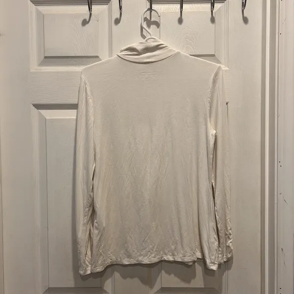 Chico's The Ultimate Tee Cream Mock Neck Ruched Long Sleeve Top Womens Size S - Image 4