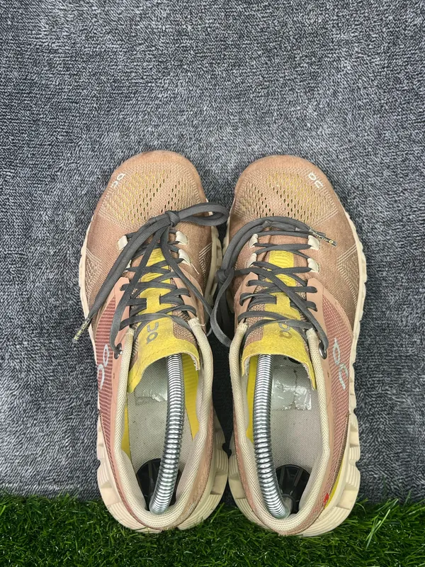 On Running Cloud Women’s 7 Swiss Engineering Neutral Running Shoes Beige Pink - Image 5