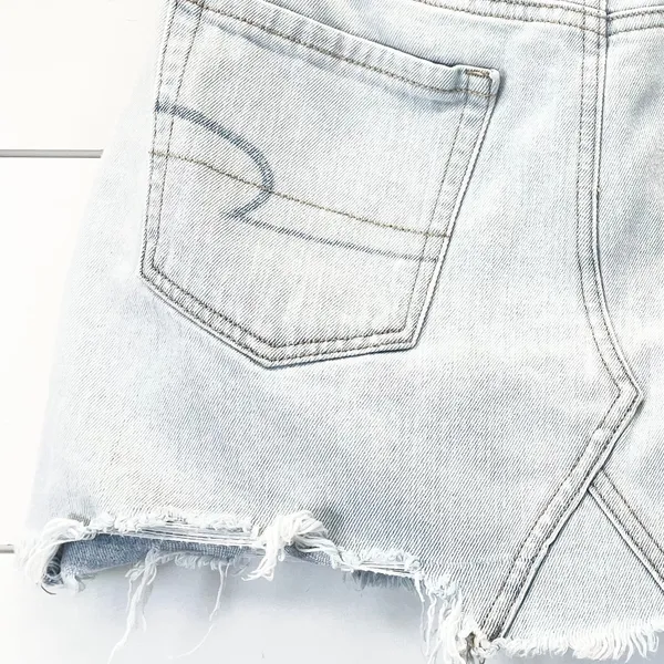 American Eagle Womens 4‎ Denim Mini Skirt Light Wash Distressed Hem Button Fly - Image 6