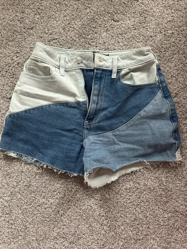 Hollister Ultra High-Rise Mom Shorts - Image 2