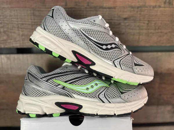 Saucony running shoe. Unisex style  - Image 2