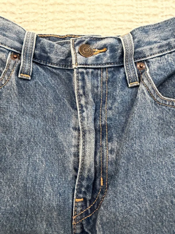 Levi’s high waisted mom shorts medium wash size 24 - Image 4