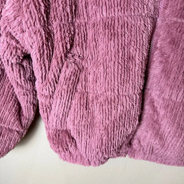 WILD FABLE Rose Pink Faux Fur Quilted Cropped Puffer Jacket Size Medium - Image 4
